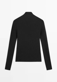 Maglia nera a maniche lunghe con colletto a imbuto in tessuto liscio. Presenta una forma aderente e un colletto alto, senza pattern o dettagli visibili.