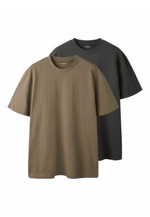 Zwei schlichte T-Shirts mit Rundhalsausschnitt und kurzen Ärmeln, eines olivgrün vorne und eines dunkelgrau hinten, auf weißem Hintergrund.