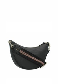 Bolso de shoulder de cuero negro con forma curva, cremallera plateada y correa de tela ajustable con un patrón de logo en rosa y marrón.