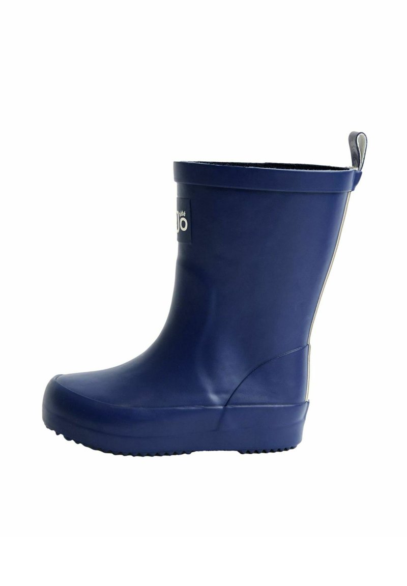 Botte de pluie en caoutchouc bleu marine avec une texture lisse, bout arrondi, petit talon et une languette à l'arrière pour un enfilage facile. Détails de couture sur le côté.