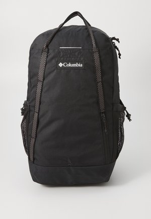 Schwarzer Rucksack mit Columbia-Logo, aus strukturiertem Material, mit Netz-Seitentaschen und einem oberen Tragegriff. Mit Reißverschluss versehenes Frontfach.