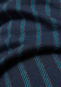 Wollmischgewebe mit dunkelblauem Hintergrund und hellblauen sowie grauen vertikalen Streifen, das ein weiches, strukturiertes Finish präsentiert.