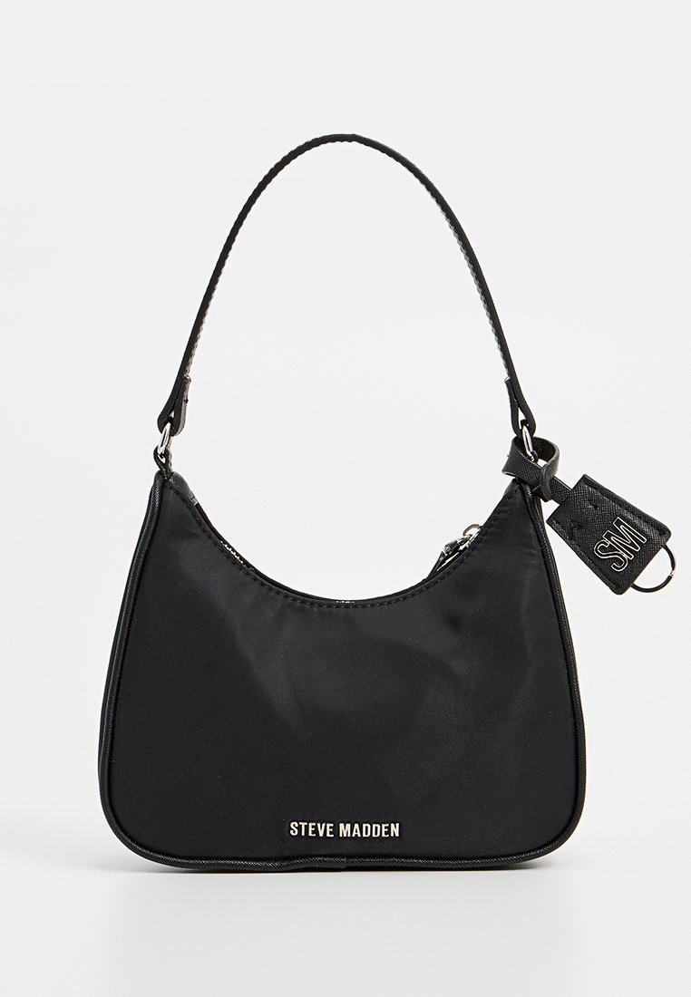 Sac à main en nylon noir avec une forme courbée, fermeture éclair, et une bandoulière courte et ajustable. Comprend un logo argenté et une étiquette attachée.