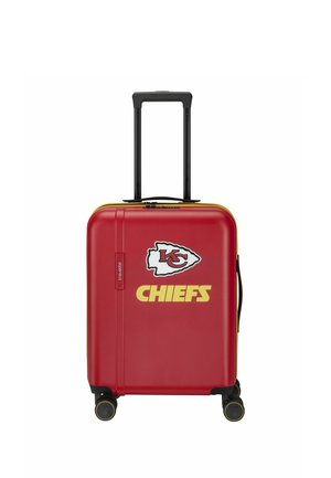 Rode harde koffer met het logo en tekst van Kansas City Chiefs, zwarte telescopische handgreep en vier zwarte wielen met gele rand.
