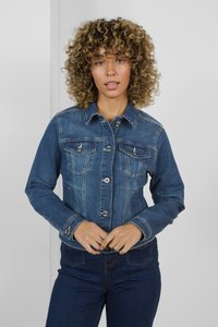 Chaqueta de mezclilla azul oscura con un collar clásico, cierre de botones, dos bolsillos en el pecho y detalles en metal plateado. Diseño ajustado con mangas largas.