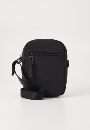 Sort stof crossbody tas med en frontlomme med lynlås, justerbar rem og præget logo på forsiden. Glat, minimalistisk design.