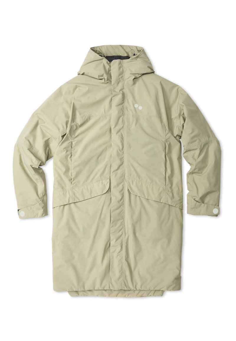 Helle beiget wasserfeste Jacke, knielang, mit Kapuze, zwei Fronttaschen und Druckknopfmanschetten. Glatte Textur mit minimalem Branding.