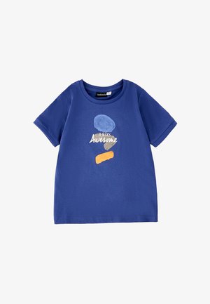 Maglietta a maniche corte blu con forme astratte in blu, grigio e arancione e scritta "Always Awesome" stampata in bianco sul davanti.