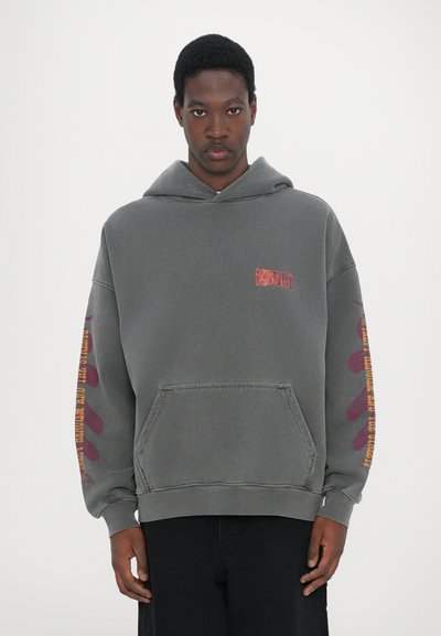 Sweat à capuche gris avec une poche avant et des accents graphiques audacieux en rouge et jaune sur les manches. Fabriqué à partir d'un tissu doux et texturé.