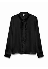 Zwarte blouse met lange mouwen van een gladde stof, voorzien van een kraag en een strik aan de voorkant. Heeft een knoopsluiting aan de voorkant en is licht doorschijnend aan de onderkant.