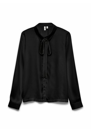 Czarna bluzka z długim rękawem z gładkiego materiału, z kołnierzykiem i wiązaniem z przodu. Posiada zapięcie na guziki z przodu i jest lekko przezroczysta na dole.