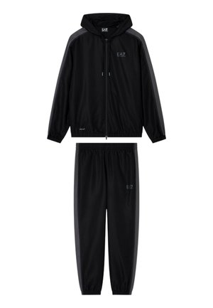 Giacca nera con cappuccio e zip e pantaloni neri abbinati con vita elastica, strisce laterali grigio scuro e loghi EA7 sul petto e sulla coscia.