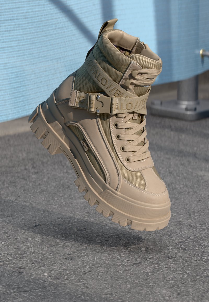Beige veterschoenen met een hoge enkel, van textuur leer en gaaspanelen, met een dikke zool en een band met logo-detail.