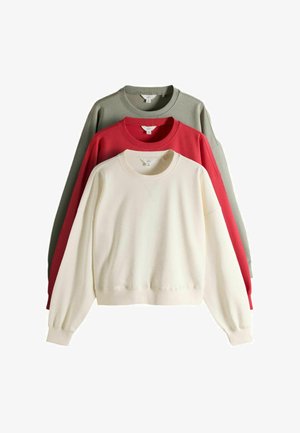Drei langärmlige Crewneck-Sweatshirts in Creme, Rot und Olivgrün, vertikal auf weißem Hintergrund gestapelt.