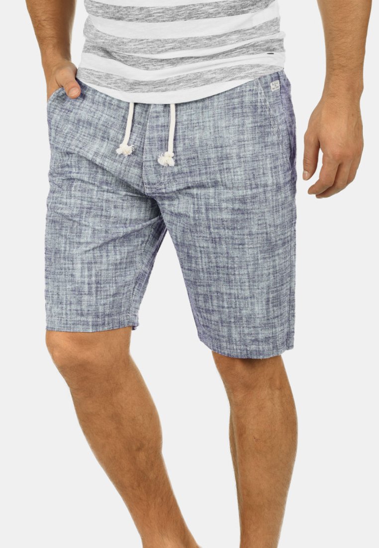 Herre shorts i blå og hvit teksturert stoff, med elastisk linning og snor, sidelommer og en avslappet passform.