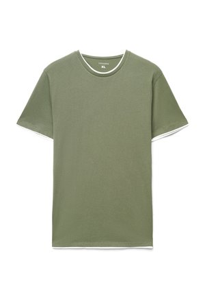 Maglietta verde oliva a maniche corte con scollo tondo e dettaglio di orlo a strati bianco, taglia XL, distesa su uno sfondo bianco.