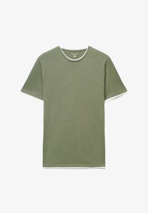 Maglietta verde oliva a maniche corte con scollo tondo e dettaglio di orlo a strati bianco, taglia XL, distesa su uno sfondo bianco.