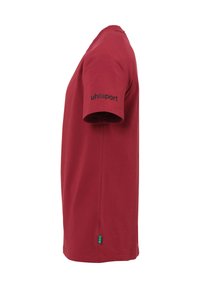 Rød bomulds T-shirt med lige pasform, korte ærmer og et sort "uhlsport" logo på venstre ærme. Grøn label i kanten.