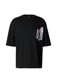 �Černé tričko s krátkým rukávem z bavlny, na levé straně hrudníku zdobené grafickým motivem v bílé a fialové barvě.