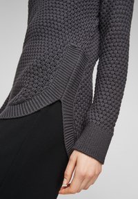 QS Sweter