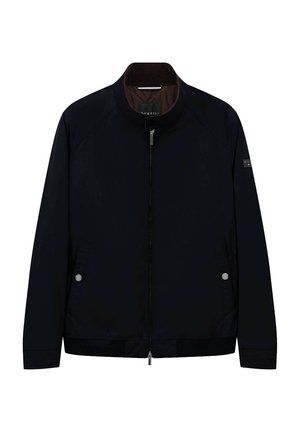 Schwarze Jacke mit Reißverschluss, Stehkragen, Seitentaschen mit silberner Hardware und gerippten Bündchen. Glattes Stoffmaterial mit dezentem Glanz.