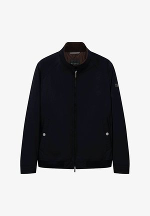 Schwarze Jacke mit Reißverschluss, Stehkragen, Seitentaschen mit silberner Hardware und gerippten Bündchen. Glattes Stoffmaterial mit dezentem Glanz.