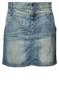 Mini-jupe en denim bleu clair avec des patches décolorés, deux poches avant et une fermeture à bouton à la taille. Ourlet propre et texture lisse.