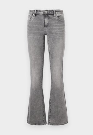 Jean flare en denim gris avec une taille mi-haute, cinq poches et un délavage. Comprend une fermeture à bouton et des passants de ceinture.