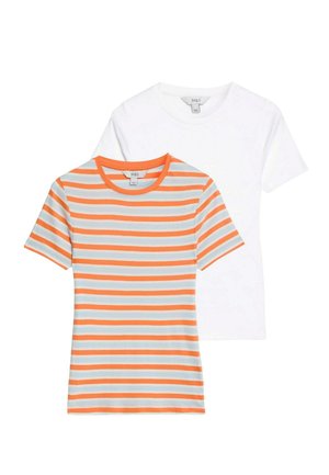 Gestreiftes T-Shirt mit orange- und blauen Streifen, mit einem runden Ausschnitt und kurzen Ärmeln, kombiniert mit einem einfarbigen weißen T-Shirt.