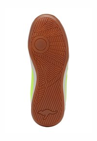Sohle eines Sneakers mit brauner Gummisohle, die ein Känguru-Logo und ein mehrmusteriges Profil aufweist. Neon-gelbe Mesh-Seiten sind sichtbar.