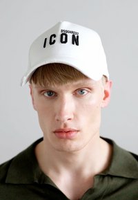 Weißer Baseballhut mit "DSQUARED2 ICON" in schwarzen gestickten Buchstaben auf der Vorderseite. Glattes Gewebe, strukturierte Form, verstellbarer Riemen auf der Rückseite.