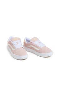 Roze semiš tenisice s bijelim vezicama i gumiranim potplatima. Imaju bijeli bočni prug i "VANS" logo na jeziku u žutoj boji.