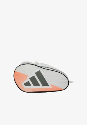 Bolsa para raqueta de tenis blanca y naranja con cremallera negra y gran logo de Adidas en gris oscuro en un lado.