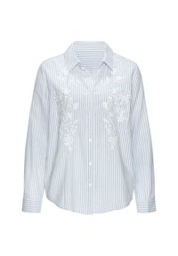 Camisa de manga larga con rayas verticales azul claro y blancas, bordado floral blanco en la parte delantera y cuello abotonado.