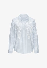 Camisa de manga larga con rayas verticales azul claro y blancas, bordado floral blanco en la parte delantera y cuello abotonado.