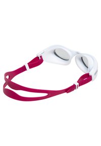 Gafas de natación con un marco blanco y una correa de silicona rosa, que cuentan con lentes transparentes y clips laterales ajustables para un ajuste seguro.