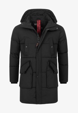 Giacca nera imbottita con cappuccio staccabile, multiple tasche frontali e stringa regolabile. Presenta una chiusura con cerniera e bottoni a pressione.