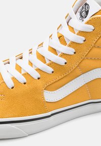 Vans SK8-HI UNISEX - Vysoké tenisky - golden glow