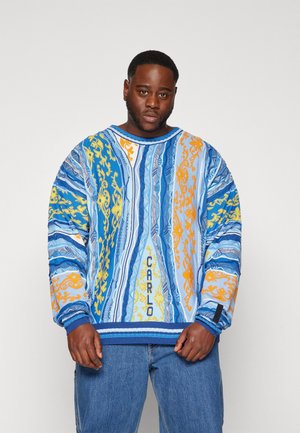 Mehrfarbiger Pullover-Sweatshirt aus strukturiertem Stoff, mit blauen, orangefarbenen und gelben Mustern, auf dem der Name "CARLO" deutlich sichtbar ist.