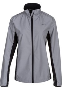 Grå softshell jakke med sorte sidepaneler, høj krave, fuld frontlynlås og logo detalje på brystet. Letvægts og vandafvisende.