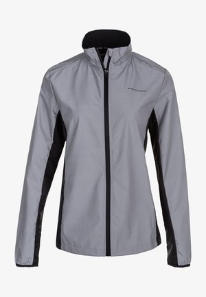 Graue Softshelljacke mit schwarzen Seitenpaneelen, Stehkragen, durchgehendem Reißverschluss und Logodetail auf der Brust. Leichtgewichtig und wasserabweisend.