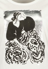 Weißes T-Shirt mit einer schwarzen Grafik einer Frau, einem strukturierten silbernen Hintergrund und filigranen Paisley-Mustern am unteren Rand.