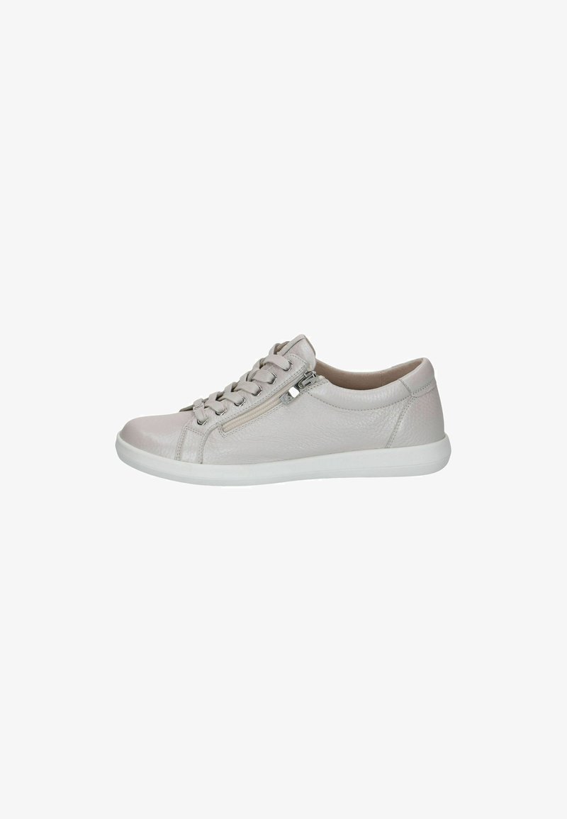 Baskets en cuir gris clair avec une finition texturée, dotées d'un design à lacets et d'une fermeture éclair latérale. Semelle en caoutchouc blanche. Éléments de design minimalistes.