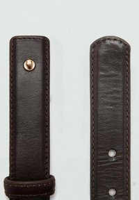 Brauner Lederarmband mit glatter Textur, kontrastierenden Nähten, abgerundeten Enden und einem Goldbeschlag-Druckknopfdetail für sicheren Halt.