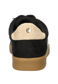 Chaussure en suède noir avec un talon en suède beige, semelle en caoutchouc et orteil arrondi. Dispose d'un petit logo doré à l'arrière et de lacets.
