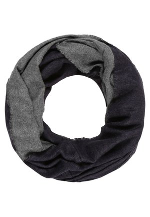 Kruhový šál ve dvou tónech tmavě šedé a světle šedé, vyrobený z měkké látky s třepenými okraji.