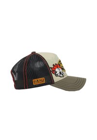 Gorra de béisbol con la parte delantera beige, parte trasera de malla negra, parche de calavera llameante y etiqueta "Von Dutch Originals" en el panel lateral.