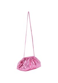 Metallisch roze handtas met een geplooid ontwerp en een dunne schouderband. Zachte, glanzende textuur met een ronde vorm. Eenvoudige, minimalistische details.