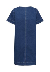 Denim haljina u tamnoplavoj boji, kratki rukavi, ravnog kroja, s vidljivim šavovima i šavom na leđima. Bez dodatnih ukrasa.