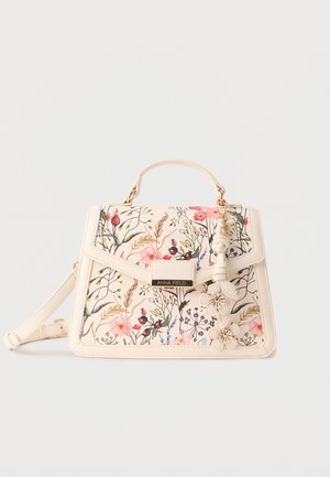 Sac à main crème avec imprimé floral, poignée supérieure, bandoulière amovible et deux breloques en forme de fleurs sur le rabat avant.